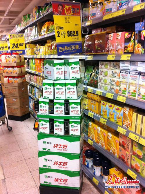 香港百佳超市仍有蒙牛牛奶在销售.人民网记者李永宁,葛瑜玮摄影报道